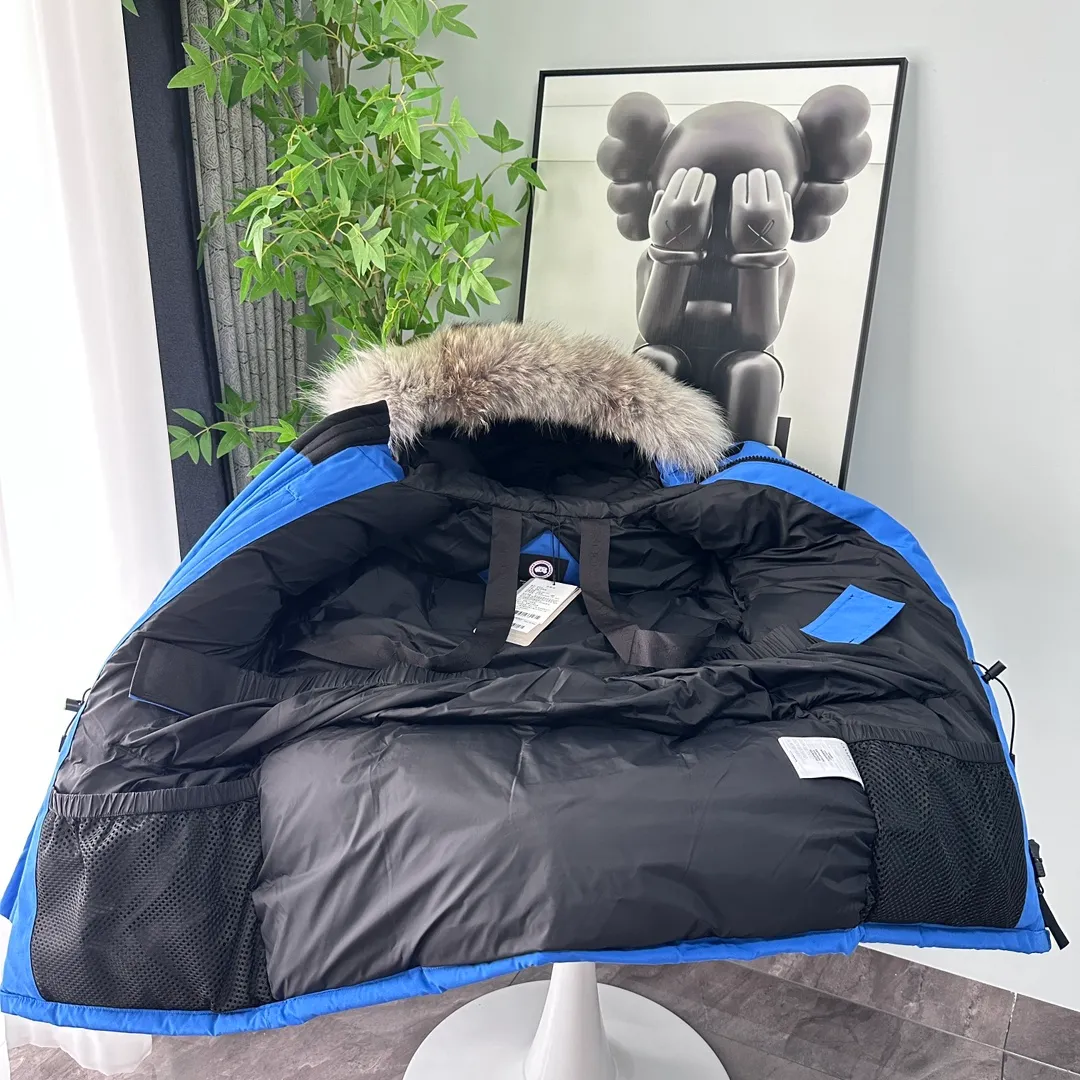 P700 CANADA GOOSE｜Canada Goose Expedition Parka｜Classic upgrade New 08 style Color: graphite gray, off-white, black, pink, navy blue, sky blue, Size: XS, S, M, L, XL, XXL, Product introduction Loose fit, multi-pocket design Larger size for free movement. 6 exterior pockets: 4 reversible front pockets, zippered side entry. There is a practical pocket on the left sleeve and a top pocket on the right sleeve. There is a drawstring on the inside of the waist and a logo patch on the back. The waist is designed with an inside drawstring, which can be adjusted to provide excellent warmth. Woven grab straps at upper back with “Expedition” logo patch • Hood with removable zipper trim, interchangeable hood trim for personalization and added protection (this jacket is not available with the classic hood trim) • Chin protection element has a tricot inner fabric for softness and comfort • Woven grab straps at upper back with “Expedition” logo patch • Internal drawstring at the waist, adjustable to provide excellent warmth •Snap-in rib knit cuffs for added comfort and optimal heat locking in •Stylish hanging inner straps allow the jacket to be carried over the shoulder, hands-free •Stowaway nylon stretch snow skirt for added protection •Two-way zipper covered fly with Velcro® snaps that unzips from the bottom for increased range of motion and breathability. A windproof fly is designed under the zipper for an extra layer of protection. • 6 exterior pockets: 4 two-way pockets on the front with top flap and Velcro® snaps, and zippered side entry. Utility pockets on left sleeve and right sleeve with top flap and velcro® snaps Internal pockets: 1 zipped pocket, 2 mesh drop-in pockets Embroidered Canada Goose logo